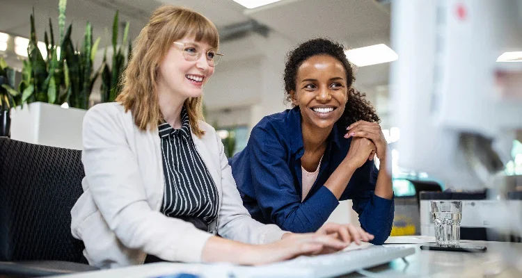 Deux femmes d'affaires devant un ordinateur